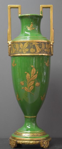 null Green porcelain vase with bronze base in Louis XVI style. HT: 60 cm